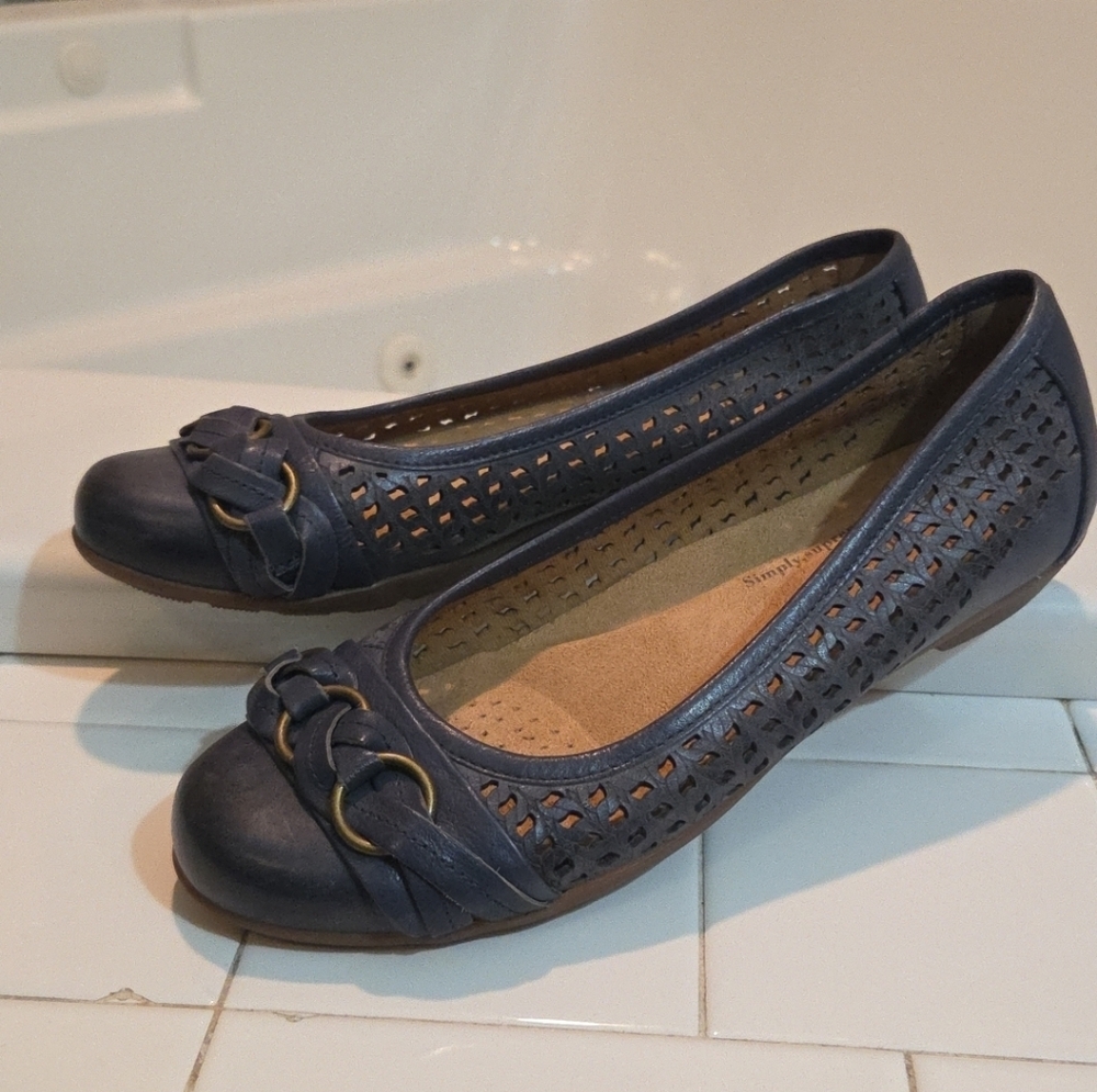 Softspots Women's Posie Laser Navy Ballet Flats Slip On Size 9.5